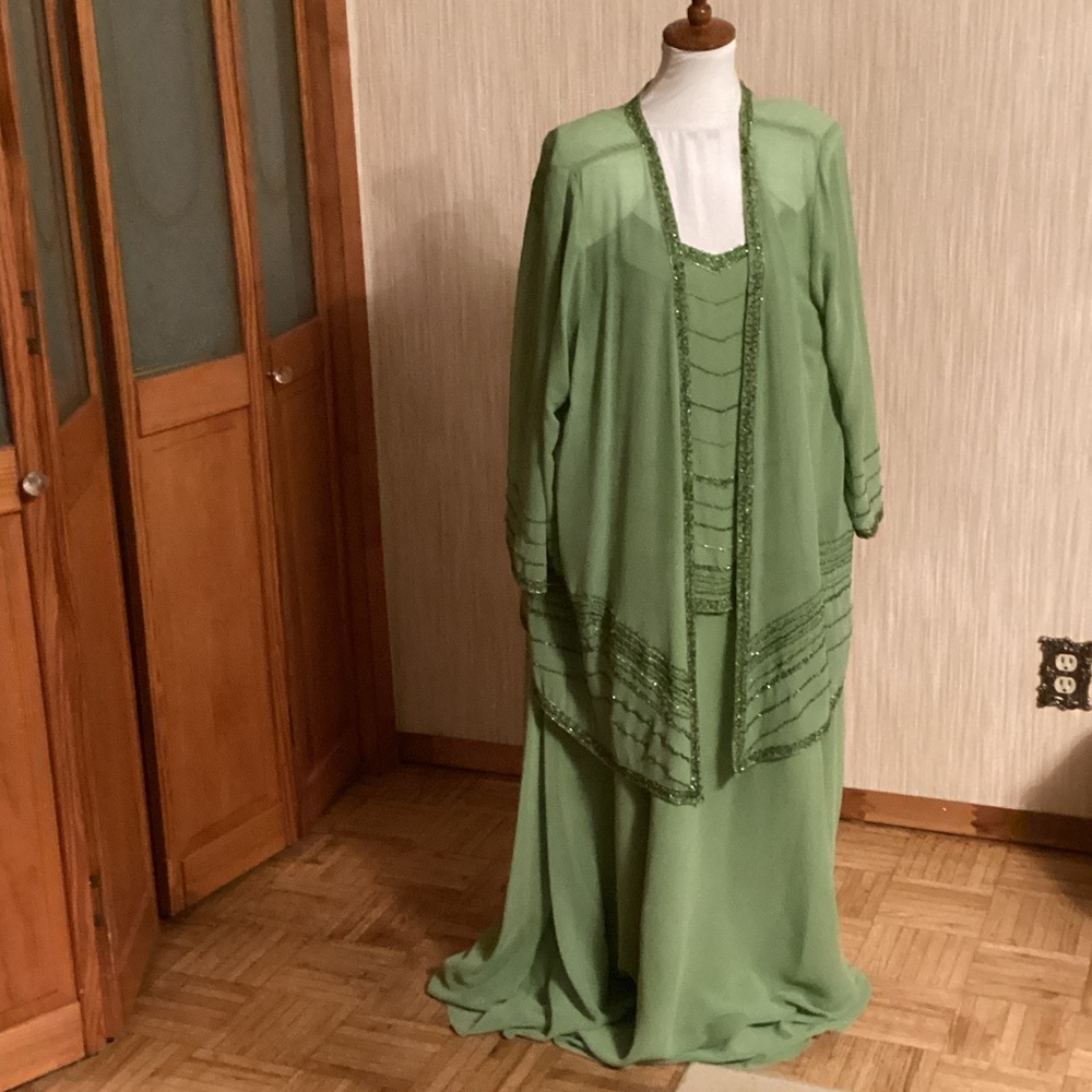 Elegant Light Green Beaded Evening Ensemble